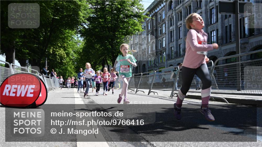 14.06.2026 - REWE Women's Run J. Mangold http://msf.ph/oto/9766416 14.06.2026 11:37:48 Ziel 105, 125, 127, 128, 129, 130, 152, 160, 185, 189, 194, 201, 214, 220, 241, 252, 255, 267, 273, 295, 296, 316, 321, 345, 356 meine-sportfotos.de