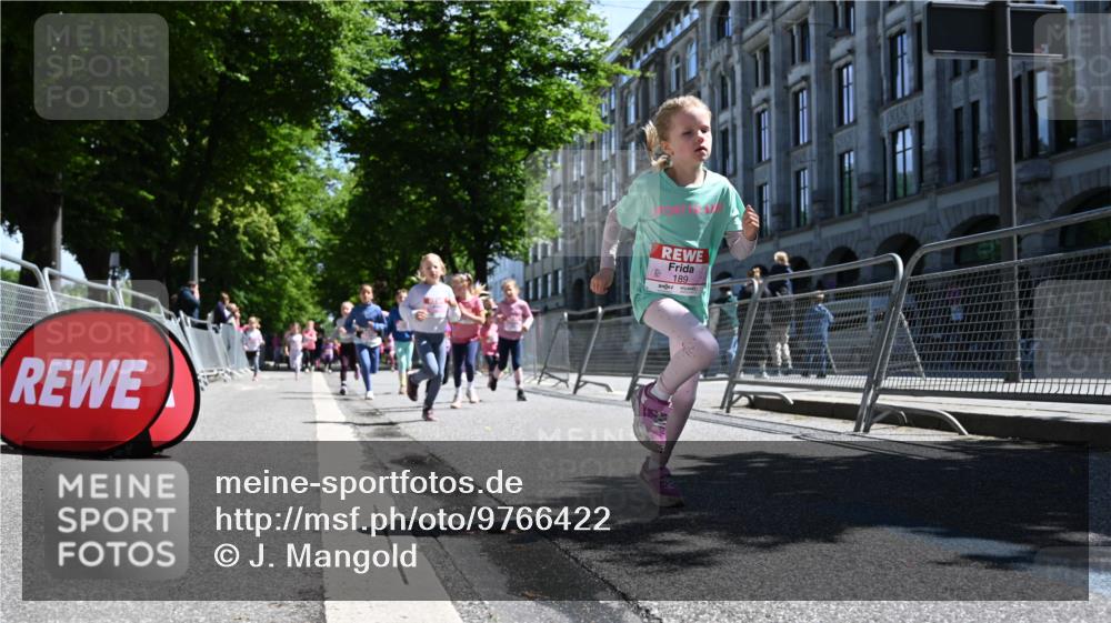 14.06.2026 - REWE Women's Run J. Mangold http://msf.ph/oto/9766422 14.06.2026 11:37:49 Ziel 105, 125, 127, 128, 129, 130, 152, 160, 181, 185, 189, 194, 201, 208, 214, 220, 244, 267, 273, 295, 296, 316, 321, 345, 356 meine-sportfotos.de