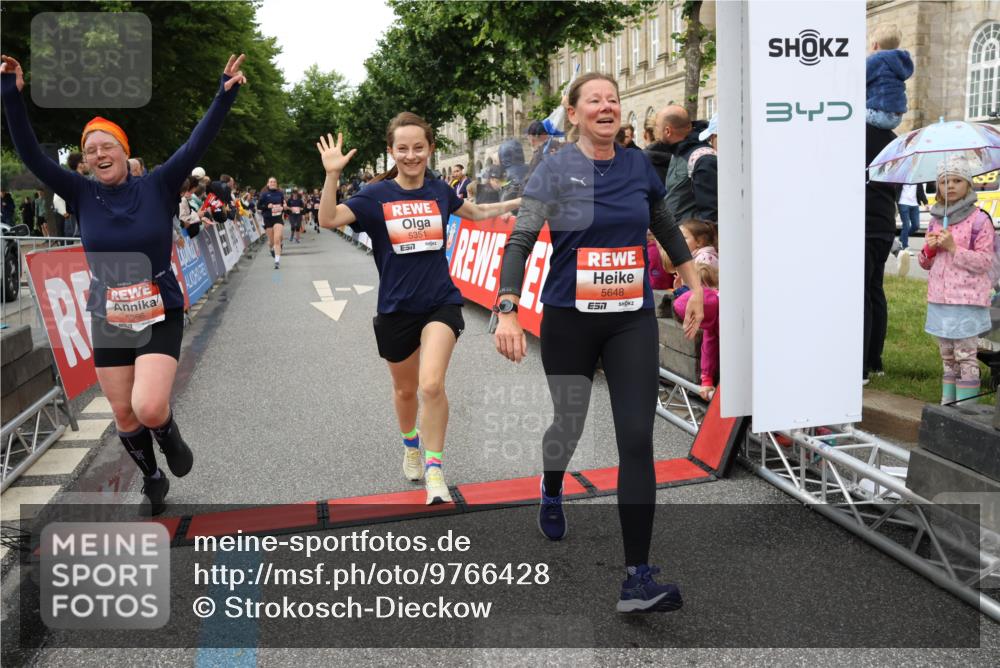 14.06.2026 - REWE Women's Run Strokosch-Dieckow http://msf.ph/oto/9766428 14.06.2026 11:01:34 Ziel 5029, 5062, 5115, 5351, 5648, 5690, 5748, 5864, 5880, 5966 meine-sportfotos.de