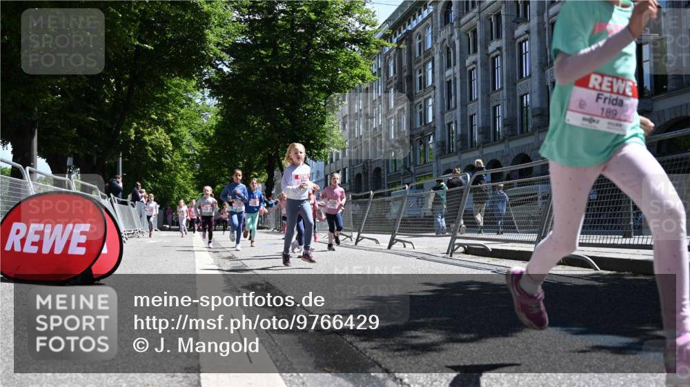 14.06.2026 - REWE Women's Run J. Mangold http://msf.ph/oto/9766429 14.06.2026 11:37:49 Ziel 105, 125, 127, 128, 129, 130, 152, 160, 181, 185, 189, 194, 201, 208, 214, 220, 244, 267, 273, 295, 296, 316, 321, 345, 356 meine-sportfotos.de