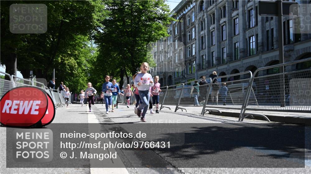 14.06.2026 - REWE Women's Run J. Mangold http://msf.ph/oto/9766431 14.06.2026 11:37:49 Ziel 105, 125, 127, 128, 129, 130, 152, 160, 181, 185, 189, 194, 201, 208, 214, 220, 244, 267, 273, 295, 296, 316, 321, 345, 356 meine-sportfotos.de