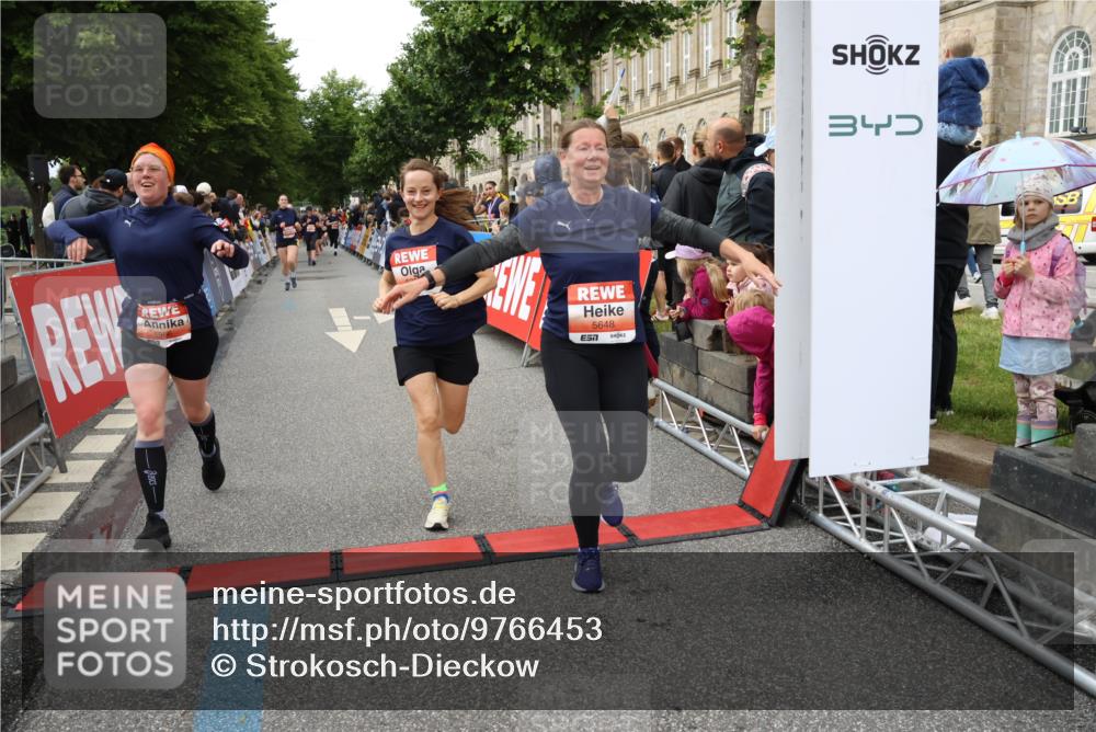 14.06.2026 - REWE Women's Run Strokosch-Dieckow http://msf.ph/oto/9766453 14.06.2026 11:01:34 Ziel 5029, 5062, 5115, 5351, 5648, 5690, 5748, 5864, 5880, 5966 meine-sportfotos.de