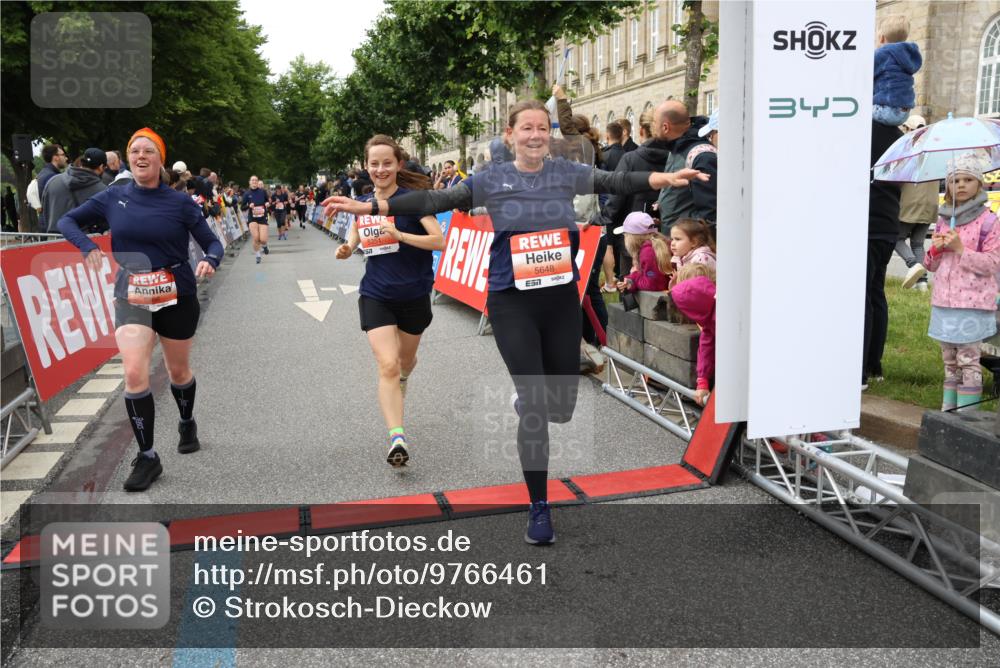 14.06.2026 - REWE Women's Run Strokosch-Dieckow http://msf.ph/oto/9766461 14.06.2026 11:01:34 Ziel 5029, 5062, 5115, 5351, 5648, 5690, 5748, 5864, 5880, 5966 meine-sportfotos.de
