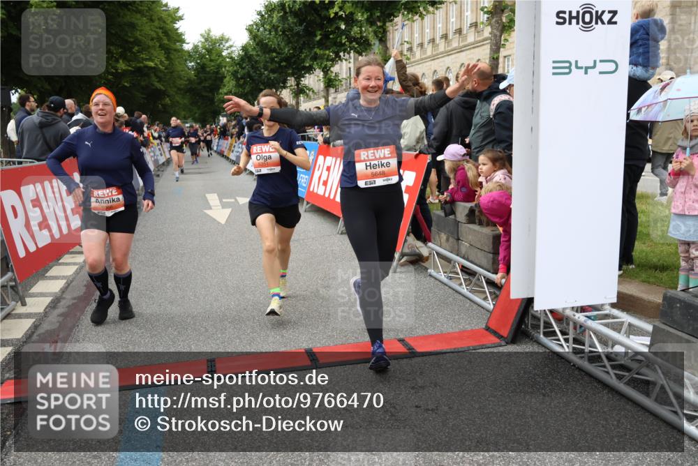 14.06.2026 - REWE Women's Run Strokosch-Dieckow http://msf.ph/oto/9766470 14.06.2026 11:01:33 Ziel 5029, 5062, 5115, 5351, 5648, 5690, 5748, 5824, 5864, 5880, 5966 meine-sportfotos.de