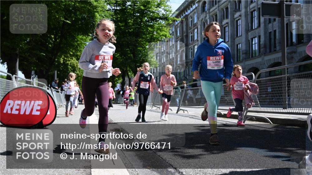 14.06.2026 - REWE Women's Run J. Mangold http://msf.ph/oto/9766471 14.06.2026 11:37:53 Ziel 129, 130, 152, 160, 181, 185, 208, 221, 238, 244, 280, 295, 296, 303, 304, 306, 316, 345, 356 meine-sportfotos.de