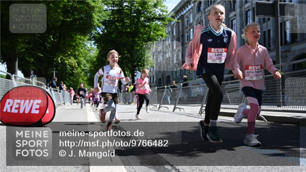 14.06.2026 - REWE Women's Run J. Mangold http://msf.ph/oto/9766482 14.06.2026 11:37:54 Ziel 129, 130, 146, 152, 153, 160, 181, 185, 190, 208, 221, 238, 244, 246, 280, 295, 296, 303, 304, 306, 316, 345, 356 meine-sportfotos.de