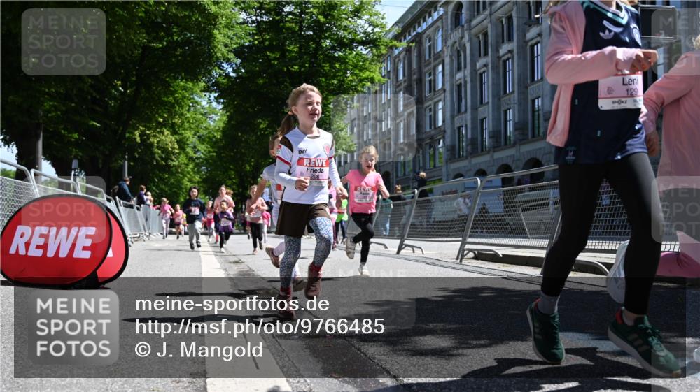 14.06.2026 - REWE Women's Run J. Mangold http://msf.ph/oto/9766485 14.06.2026 11:37:55 Ziel 129, 130, 146, 152, 153, 160, 181, 185, 190, 208, 221, 238, 244, 246, 280, 283, 295, 296, 303, 304, 306, 316, 333, 356 meine-sportfotos.de