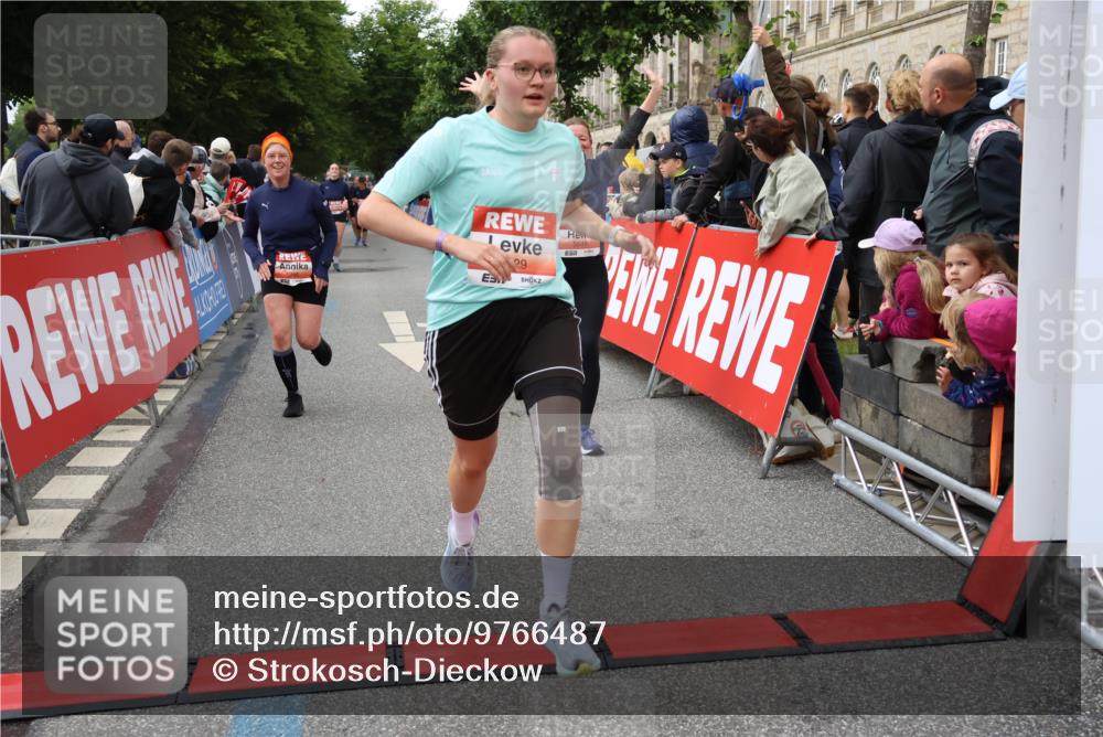 14.06.2026 - REWE Women's Run Strokosch-Dieckow http://msf.ph/oto/9766487 14.06.2026 11:01:32 Ziel 5029, 5062, 5115, 5351, 5421, 5648, 5690, 5748, 5824, 5864, 5880, 5966 meine-sportfotos.de