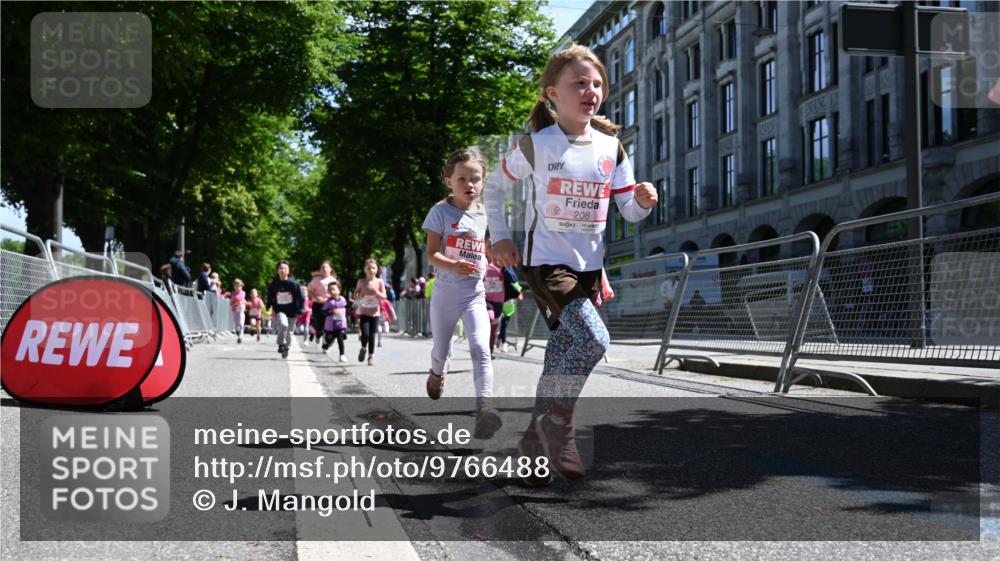 14.06.2026 - REWE Women's Run J. Mangold http://msf.ph/oto/9766488 14.06.2026 11:37:55 Ziel 129, 130, 146, 152, 153, 160, 181, 185, 190, 208, 221, 238, 244, 246, 280, 283, 295, 296, 303, 304, 306, 316, 333, 356 meine-sportfotos.de