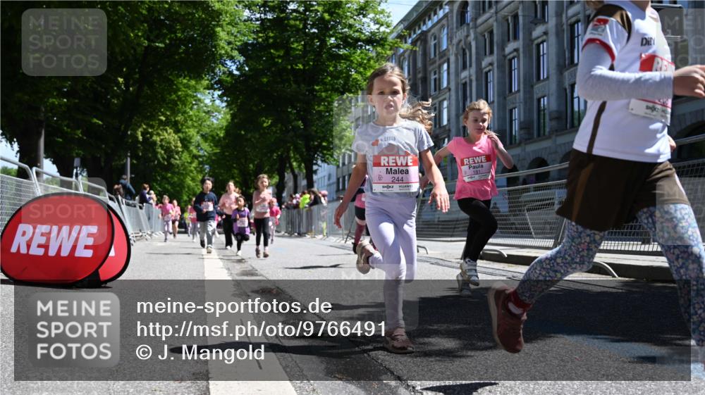 14.06.2026 - REWE Women's Run J. Mangold http://msf.ph/oto/9766491 14.06.2026 11:37:55 Ziel 129, 130, 146, 152, 153, 160, 181, 185, 190, 208, 221, 238, 244, 246, 280, 283, 295, 296, 303, 304, 306, 316, 333, 356 meine-sportfotos.de
