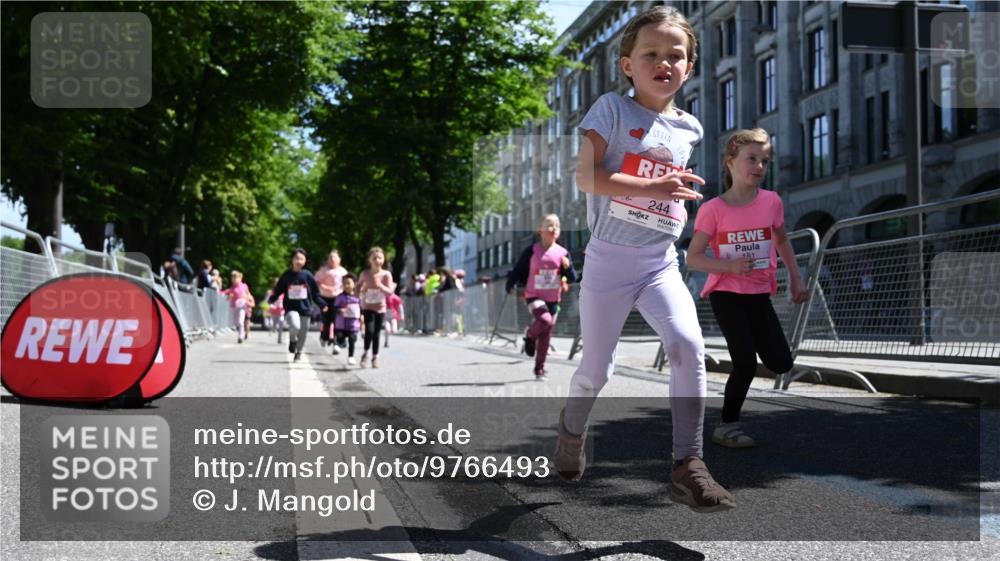14.06.2026 - REWE Women's Run J. Mangold http://msf.ph/oto/9766493 14.06.2026 11:37:56 Ziel 129, 130, 146, 152, 153, 160, 181, 185, 190, 208, 221, 238, 244, 246, 261, 280, 283, 295, 303, 304, 306, 316, 333, 356 meine-sportfotos.de