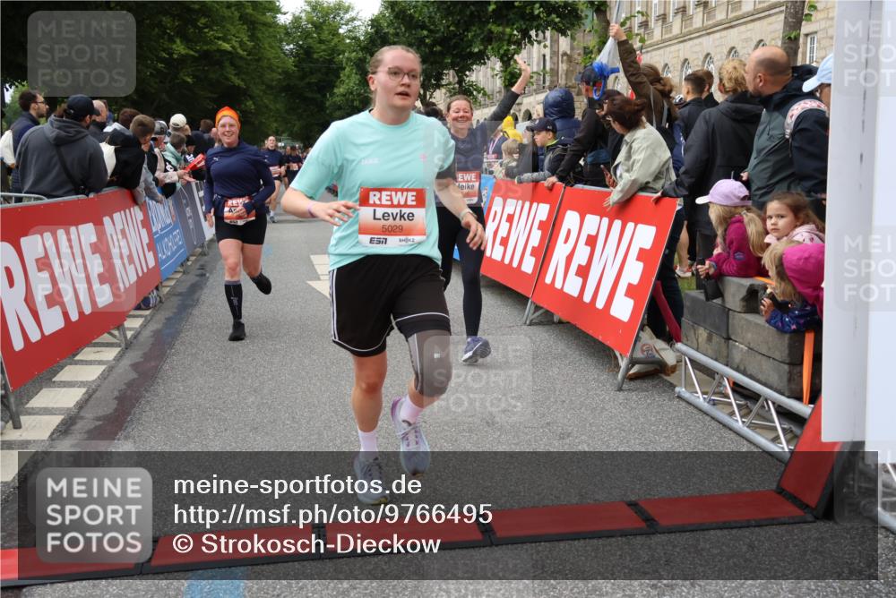 14.06.2026 - REWE Women's Run Strokosch-Dieckow http://msf.ph/oto/9766495 14.06.2026 11:01:32 Ziel 5029, 5062, 5115, 5351, 5421, 5648, 5690, 5748, 5824, 5864, 5880, 5966 meine-sportfotos.de