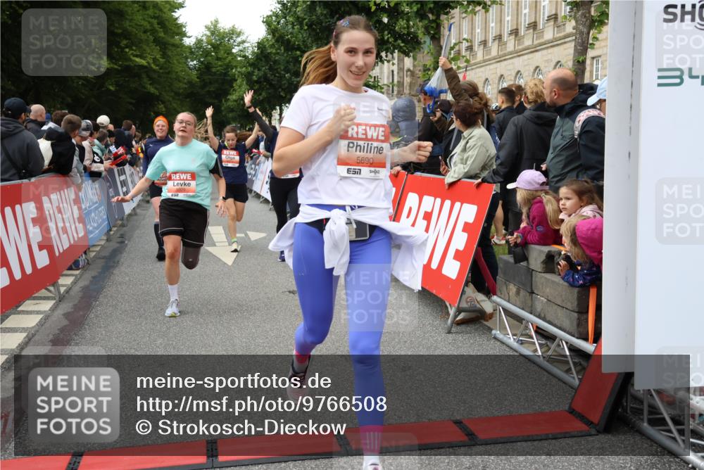 14.06.2026 - REWE Women's Run Strokosch-Dieckow http://msf.ph/oto/9766508 14.06.2026 11:01:32 Ziel 5029, 5062, 5115, 5351, 5421, 5648, 5690, 5748, 5824, 5864, 5880, 5966 meine-sportfotos.de