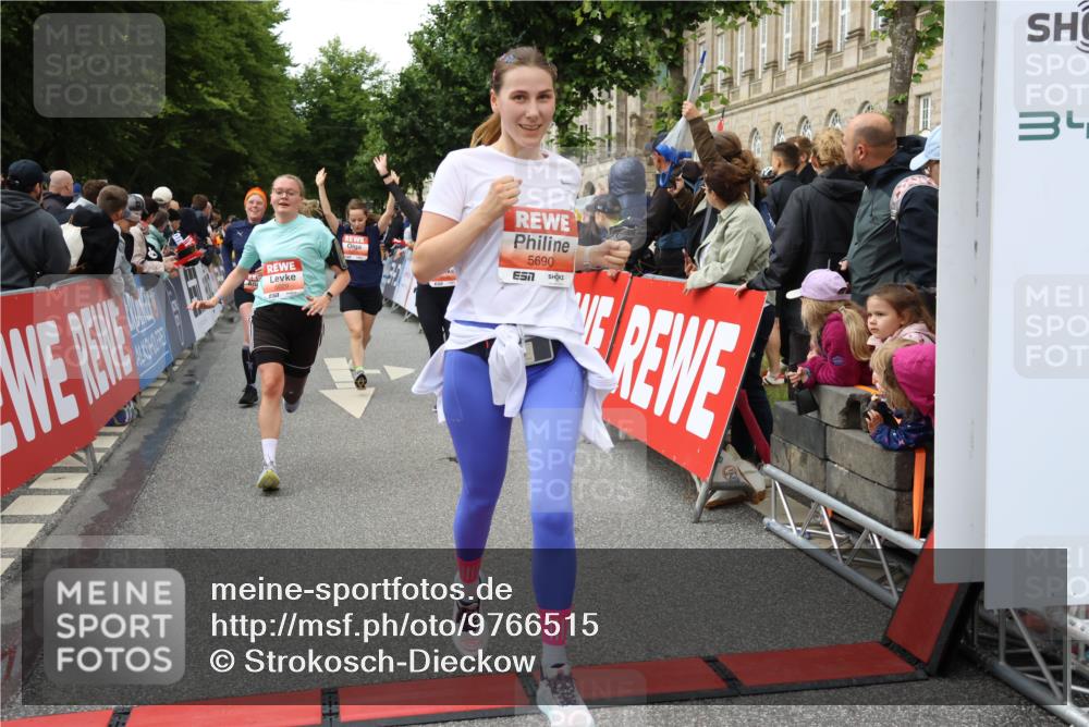 14.06.2026 - REWE Women's Run Strokosch-Dieckow http://msf.ph/oto/9766515 14.06.2026 11:01:32 Ziel 5029, 5062, 5115, 5351, 5421, 5648, 5690, 5748, 5824, 5864, 5880, 5966 meine-sportfotos.de