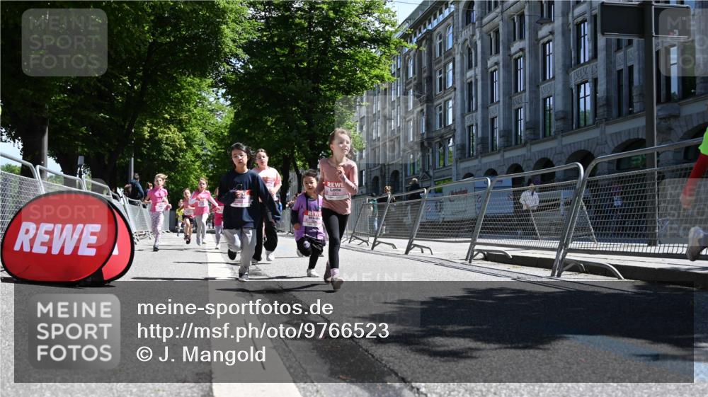 14.06.2026 - REWE Women's Run J. Mangold http://msf.ph/oto/9766523 14.06.2026 11:37:57 Ziel 129, 130, 146, 152, 153, 160, 181, 190, 208, 216, 221, 238, 244, 246, 261, 280, 283, 303, 304, 306, 333, 356 meine-sportfotos.de