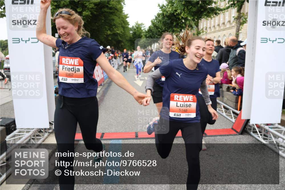 14.06.2026 - REWE Women's Run Strokosch-Dieckow http://msf.ph/oto/9766528 14.06.2026 11:01:29 Ziel 5029, 5062, 5115, 5262, 5315, 5326, 5351, 5421, 5648, 5690, 5748, 5824, 5864, 5880 meine-sportfotos.de