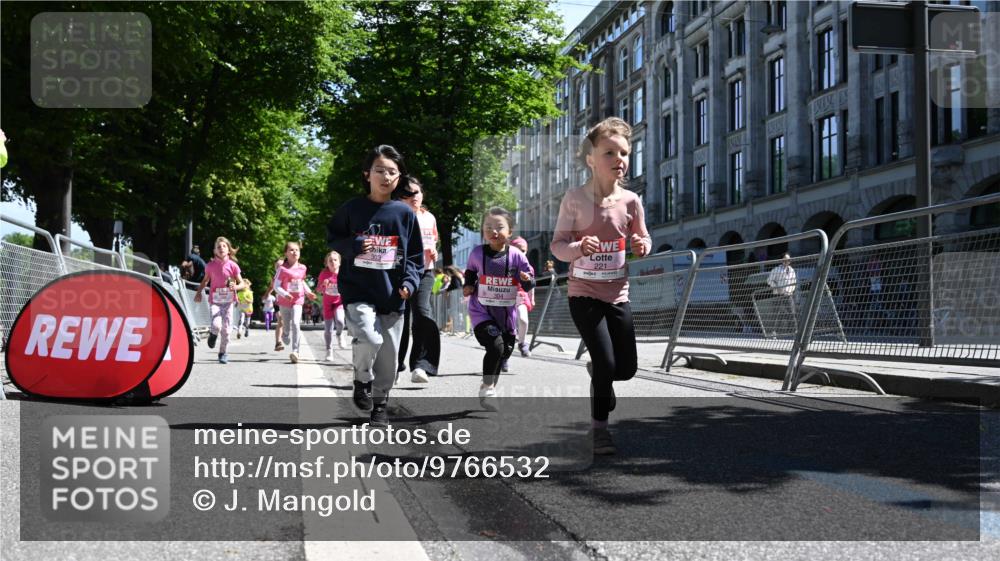 14.06.2026 - REWE Women's Run J. Mangold http://msf.ph/oto/9766532 14.06.2026 11:37:58 Ziel 129, 130, 146, 152, 153, 181, 190, 208, 212, 216, 221, 238, 244, 246, 261, 280, 283, 303, 304, 306, 333 meine-sportfotos.de