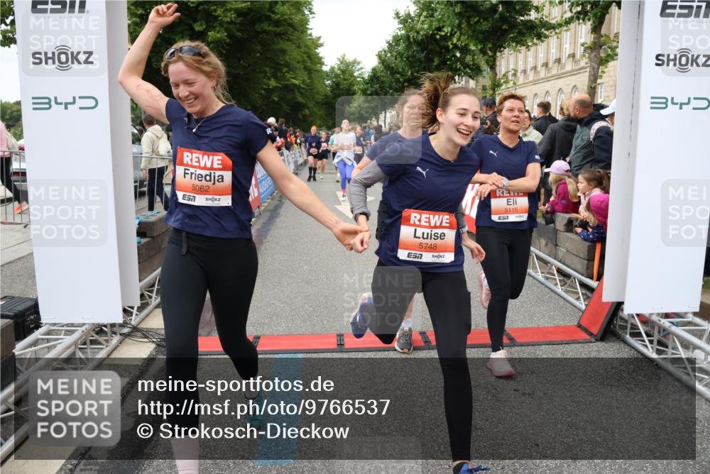 14.06.2026 - REWE Women's Run Strokosch-Dieckow http://msf.ph/oto/9766537 14.06.2026 11:01:29 Ziel 5029, 5062, 5115, 5262, 5315, 5326, 5351, 5421, 5648, 5690, 5748, 5824, 5864, 5880 meine-sportfotos.de