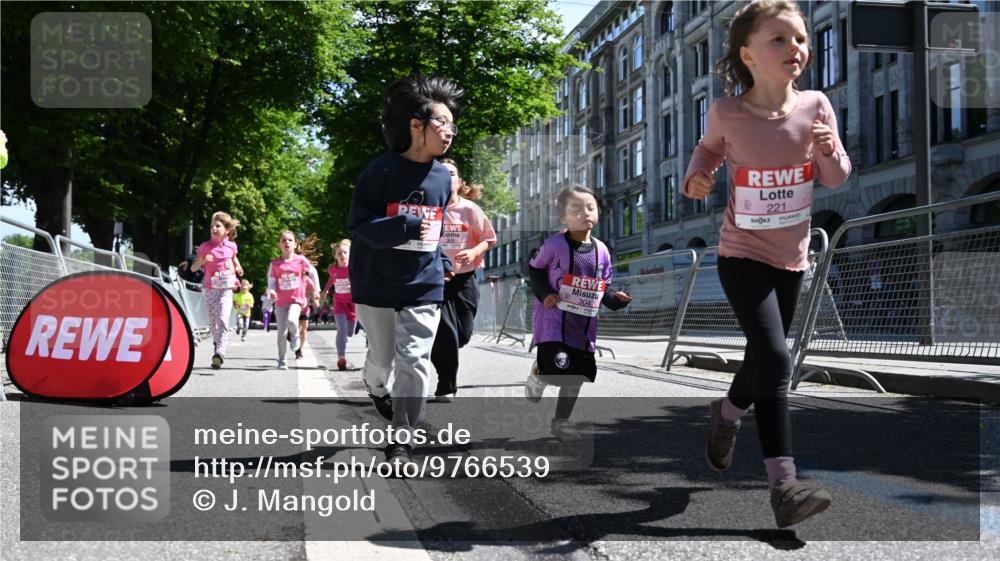 14.06.2026 - REWE Women's Run J. Mangold http://msf.ph/oto/9766539 14.06.2026 11:37:59 Ziel 146, 153, 181, 190, 208, 212, 216, 221, 238, 244, 246, 261, 280, 283, 303, 304, 306, 333 meine-sportfotos.de