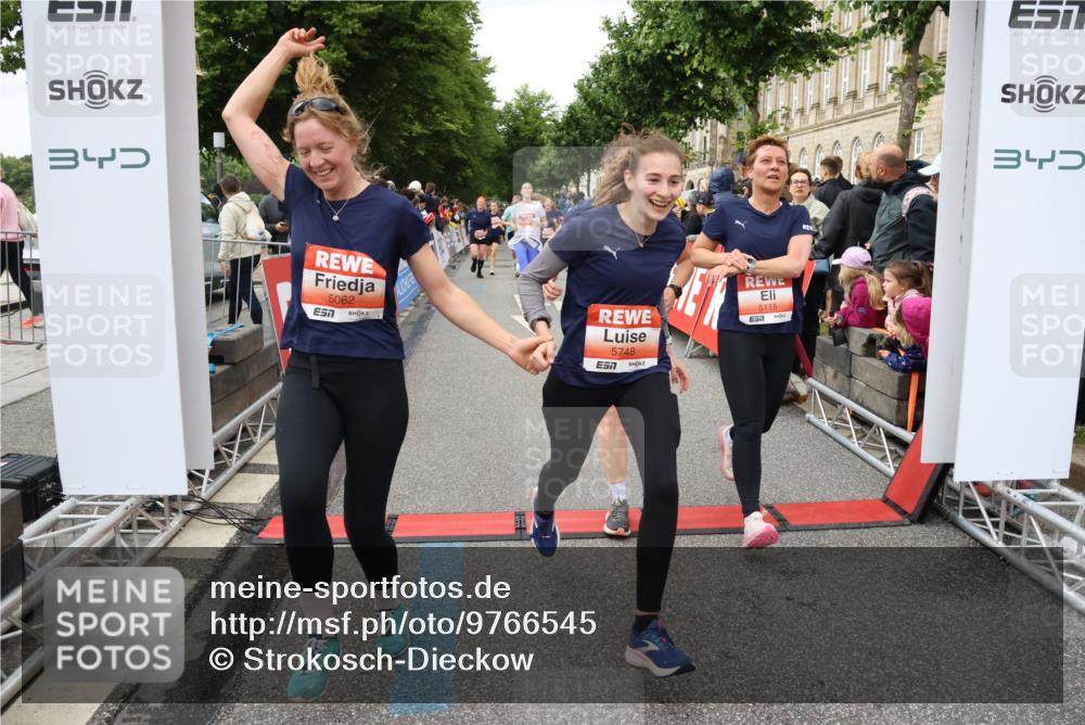 14.06.2026 - REWE Women's Run Strokosch-Dieckow http://msf.ph/oto/9766545 14.06.2026 11:01:29 Ziel 5029, 5062, 5115, 5262, 5315, 5326, 5351, 5421, 5648, 5690, 5748, 5824, 5864, 5880 meine-sportfotos.de