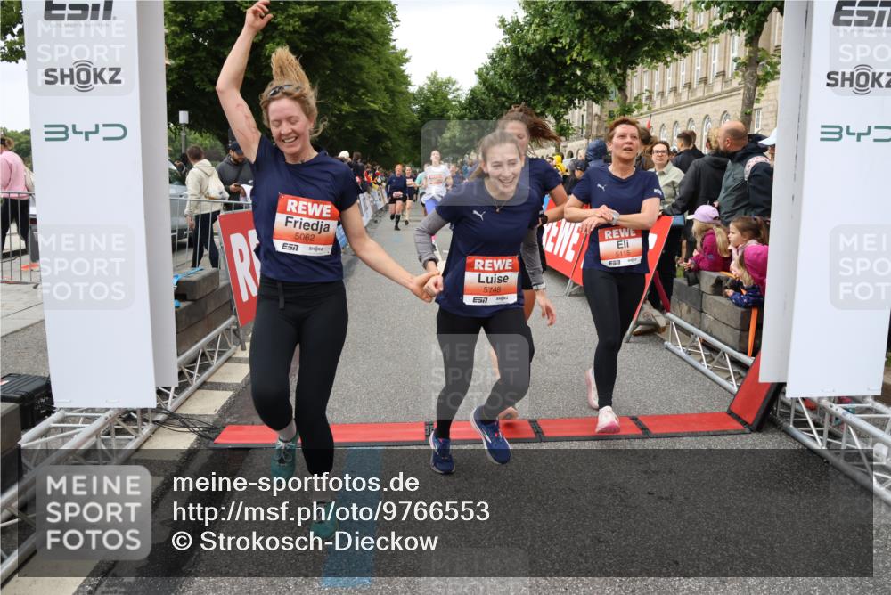14.06.2026 - REWE Women's Run Strokosch-Dieckow http://msf.ph/oto/9766553 14.06.2026 11:01:29 Ziel 5029, 5062, 5115, 5262, 5315, 5326, 5351, 5421, 5648, 5690, 5748, 5824, 5864, 5880 meine-sportfotos.de