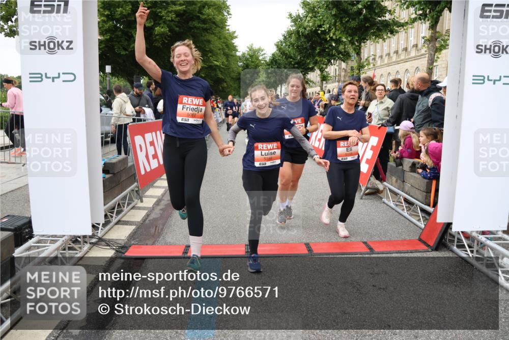 14.06.2026 - REWE Women's Run Strokosch-Dieckow http://msf.ph/oto/9766571 14.06.2026 11:01:29 Ziel 5029, 5062, 5115, 5262, 5315, 5326, 5351, 5421, 5648, 5690, 5748, 5824, 5864, 5880 meine-sportfotos.de