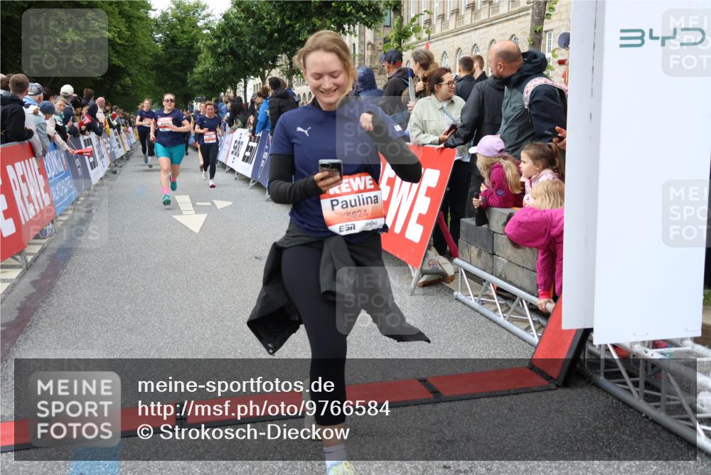 14.06.2026 - REWE Women's Run Strokosch-Dieckow http://msf.ph/oto/9766584 14.06.2026 11:01:25 Ziel 5062, 5115, 5262, 5315, 5326, 5419, 5421, 5748, 5824, 5864, 5880, 5948, 5952, 6025 meine-sportfotos.de