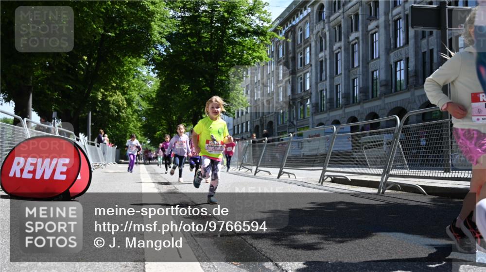 14.06.2026 - REWE Women's Run J. Mangold http://msf.ph/oto/9766594 14.06.2026 11:38:04 Ziel 139, 146, 153, 190, 199, 212, 216, 246, 261, 274, 279, 283, 297, 300, 317, 327, 333 meine-sportfotos.de