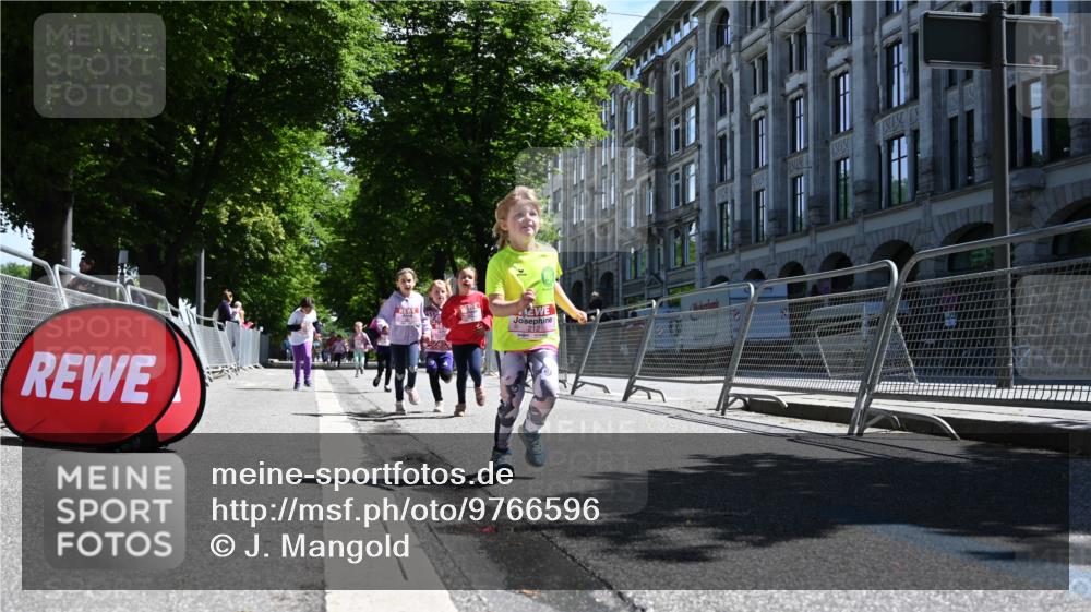 14.06.2026 - REWE Women's Run J. Mangold http://msf.ph/oto/9766596 14.06.2026 11:38:04 Ziel 139, 146, 153, 190, 199, 212, 216, 246, 261, 274, 279, 283, 297, 300, 317, 327, 333 meine-sportfotos.de