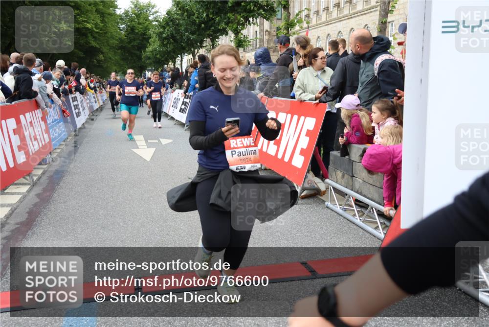 14.06.2026 - REWE Women's Run Strokosch-Dieckow http://msf.ph/oto/9766600 14.06.2026 11:01:25 Ziel 5062, 5115, 5262, 5315, 5326, 5419, 5421, 5748, 5824, 5864, 5880, 5948, 5952, 6025 meine-sportfotos.de