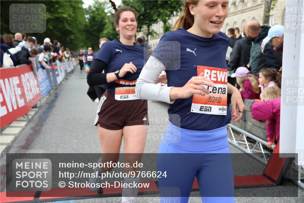 14.06.2026 - REWE Women's Run Strokosch-Dieckow http://msf.ph/oto/9766624 14.06.2026 11:01:24 Ziel 5262, 5315, 5326, 5419, 5421, 5603, 5824, 5864, 5948, 5952, 6025 meine-sportfotos.de