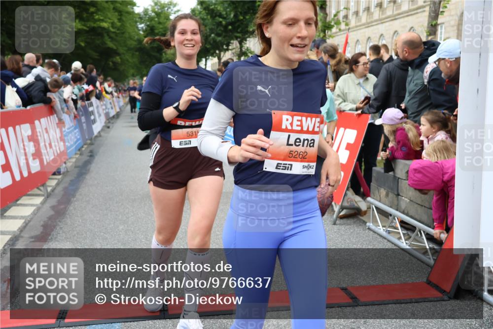 14.06.2026 - REWE Women's Run Strokosch-Dieckow http://msf.ph/oto/9766637 14.06.2026 11:01:24 Ziel 5262, 5315, 5326, 5419, 5421, 5603, 5824, 5864, 5948, 5952, 6025 meine-sportfotos.de