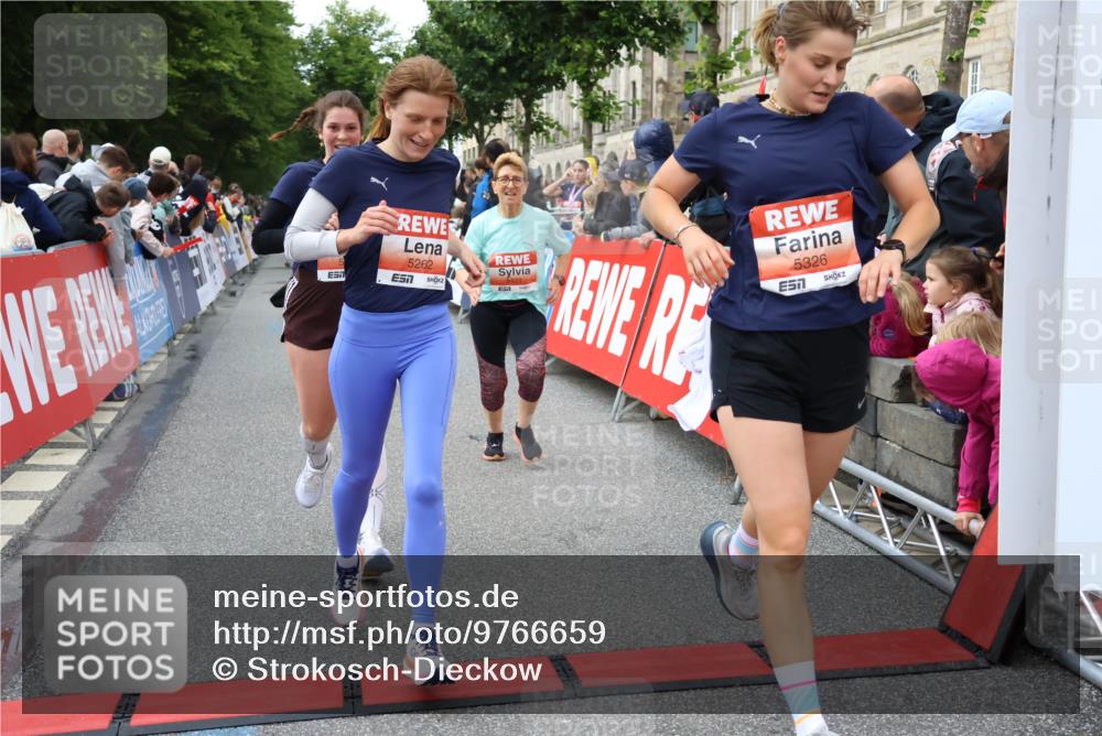 14.06.2026 - REWE Women's Run Strokosch-Dieckow http://msf.ph/oto/9766659 14.06.2026 11:01:23 Ziel 5262, 5315, 5326, 5419, 5421, 5603, 5771, 5824, 5864, 5948, 5952, 6025 meine-sportfotos.de