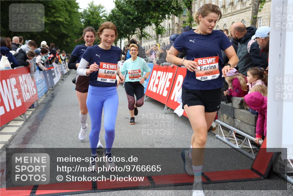 14.06.2026 - REWE Women's Run Strokosch-Dieckow http://msf.ph/oto/9766665 14.06.2026 11:01:23 Ziel 5262, 5315, 5326, 5419, 5421, 5603, 5771, 5824, 5864, 5948, 5952, 6025 meine-sportfotos.de