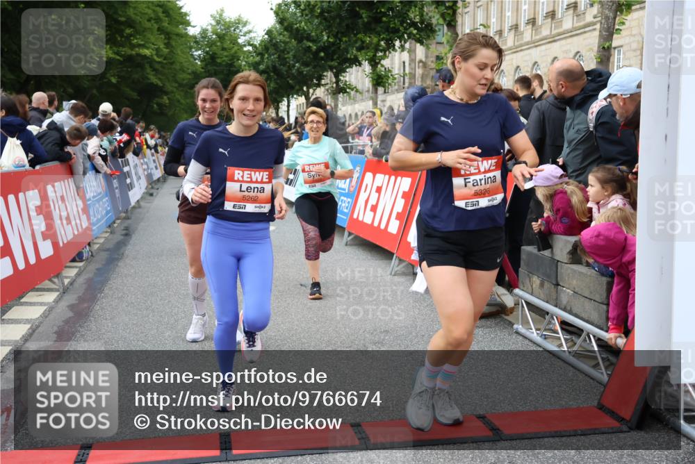 14.06.2026 - REWE Women's Run Strokosch-Dieckow http://msf.ph/oto/9766674 14.06.2026 11:01:23 Ziel 5262, 5315, 5326, 5419, 5421, 5603, 5771, 5824, 5864, 5948, 5952, 6025 meine-sportfotos.de