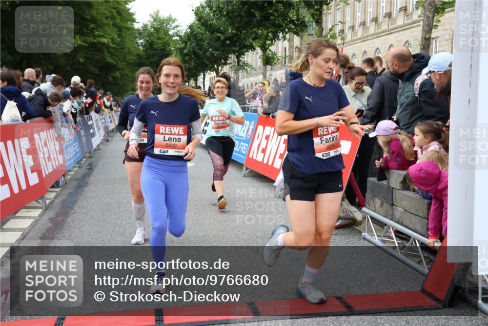 14.06.2026 - REWE Women's Run Strokosch-Dieckow http://msf.ph/oto/9766680 14.06.2026 11:01:23 Ziel 5262, 5315, 5326, 5419, 5421, 5603, 5771, 5824, 5864, 5948, 5952, 6025 meine-sportfotos.de