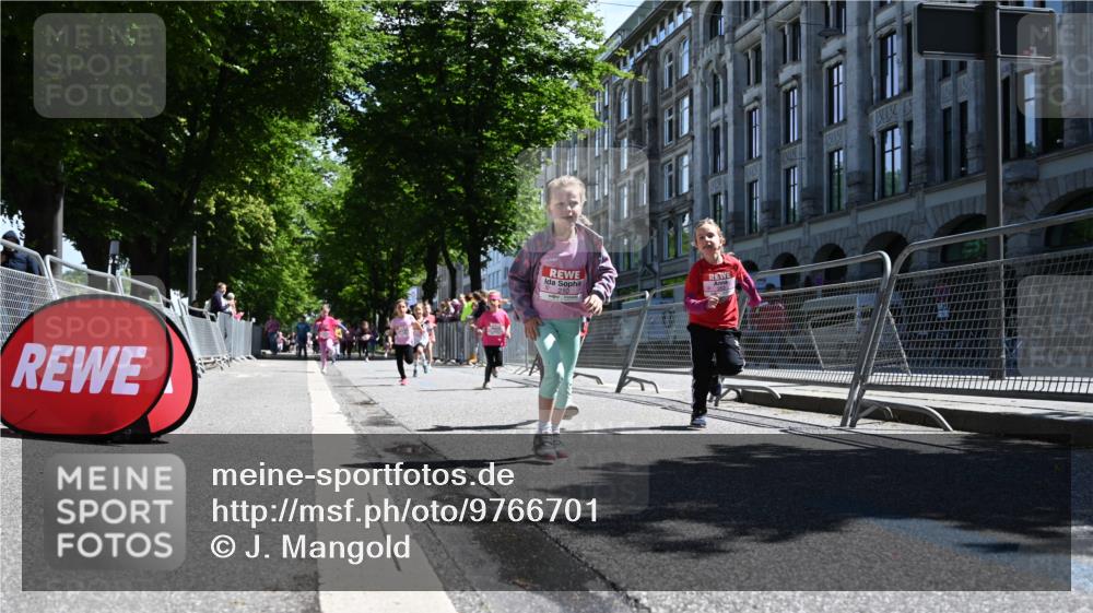 14.06.2026 - REWE Women's Run J. Mangold http://msf.ph/oto/9766701 14.06.2026 11:38:12 Ziel 150, 186, 197, 199, 210, 240, 274, 279, 297, 317, 347, 353, 371 meine-sportfotos.de