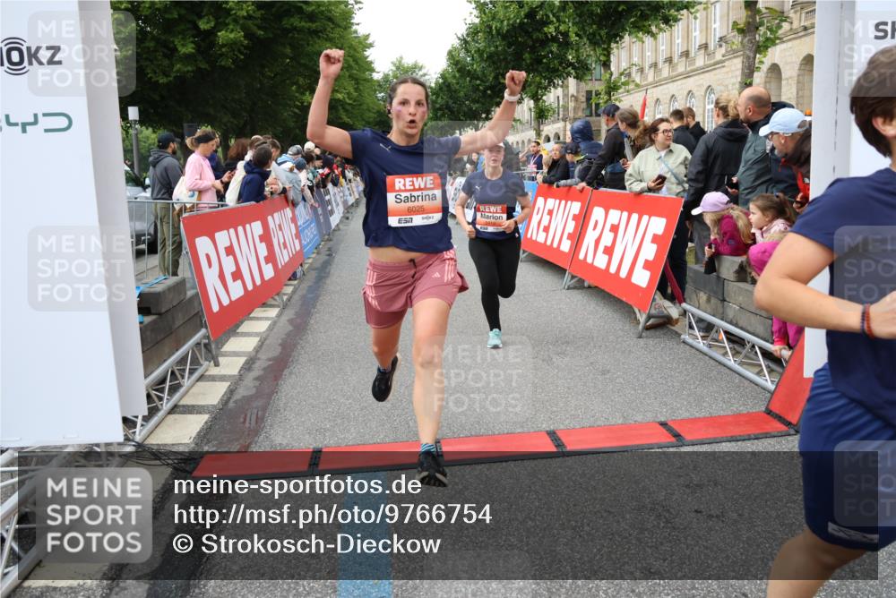 14.06.2026 - REWE Women's Run Strokosch-Dieckow http://msf.ph/oto/9766754 14.06.2026 11:01:19 Ziel 5041, 5087, 5262, 5270, 5315, 5326, 5419, 5455, 5481, 5507, 5603, 5771, 5874, 5948, 5952, 6025 meine-sportfotos.de