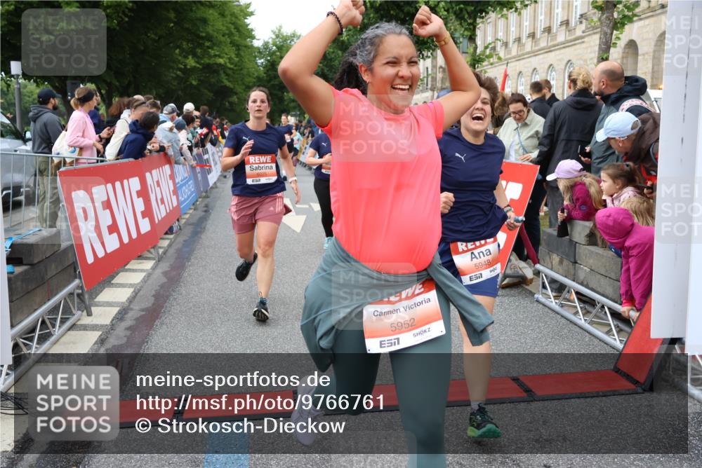 14.06.2026 - REWE Women's Run Strokosch-Dieckow http://msf.ph/oto/9766761 14.06.2026 11:01:19 Ziel 5041, 5087, 5262, 5270, 5315, 5326, 5419, 5455, 5481, 5507, 5603, 5771, 5874, 5948, 5952, 6025 meine-sportfotos.de