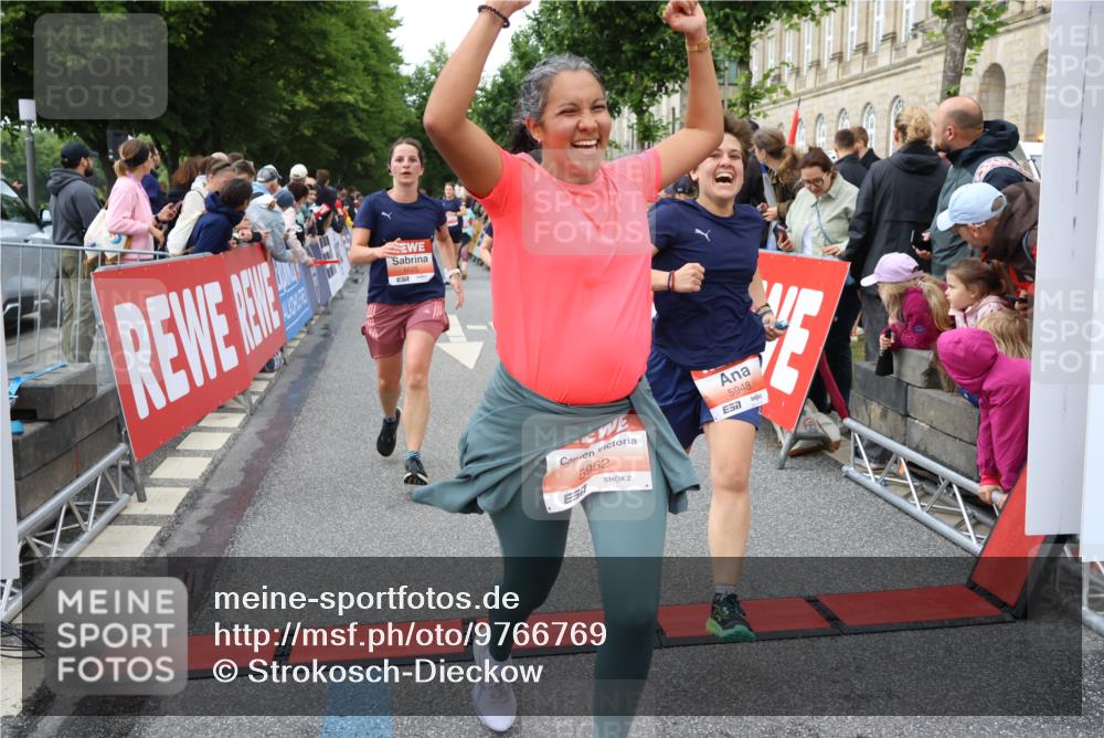 14.06.2026 - REWE Women's Run Strokosch-Dieckow http://msf.ph/oto/9766769 14.06.2026 11:01:19 Ziel 5041, 5087, 5262, 5270, 5315, 5326, 5419, 5455, 5481, 5507, 5603, 5771, 5874, 5948, 5952, 6025 meine-sportfotos.de