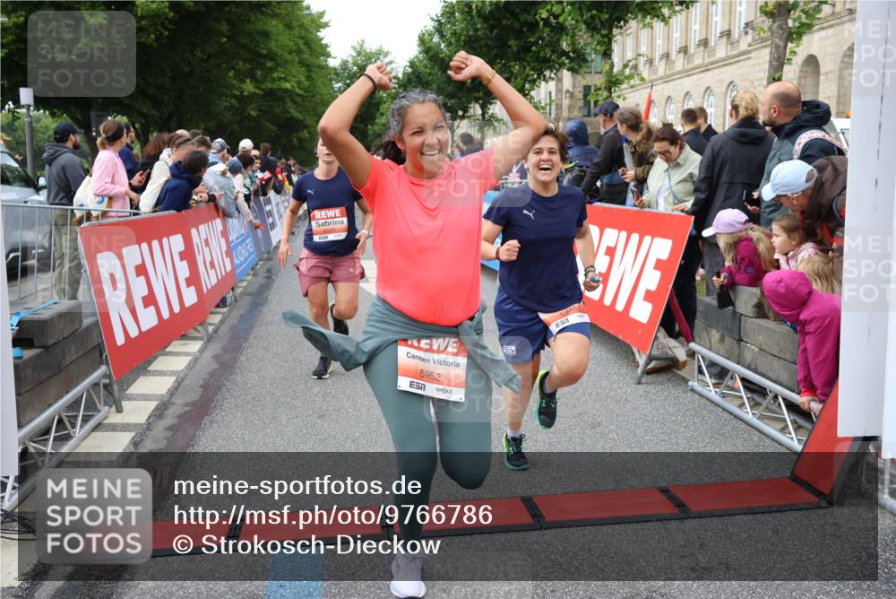 14.06.2026 - REWE Women's Run Strokosch-Dieckow http://msf.ph/oto/9766786 14.06.2026 11:01:18 Ziel 5041, 5087, 5270, 5419, 5455, 5481, 5507, 5599, 5603, 5672, 5771, 5874, 5948, 5952, 6025 meine-sportfotos.de