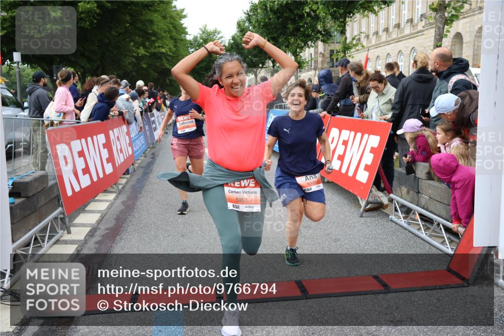 14.06.2026 - REWE Women's Run Strokosch-Dieckow http://msf.ph/oto/9766794 14.06.2026 11:01:18 Ziel 5041, 5087, 5270, 5419, 5455, 5481, 5507, 5599, 5603, 5672, 5771, 5874, 5948, 5952, 6025 meine-sportfotos.de