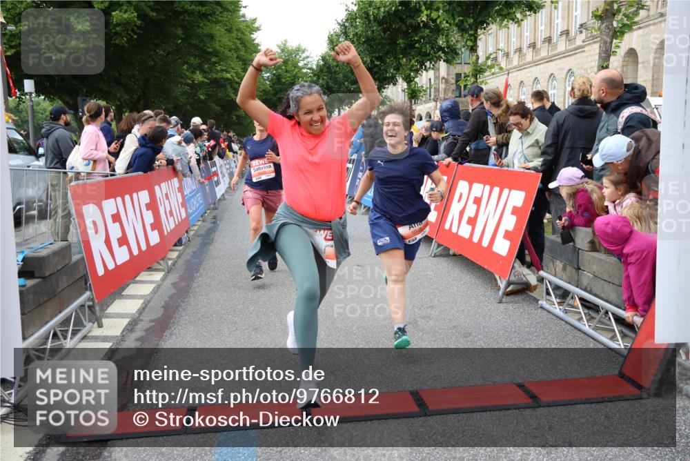14.06.2026 - REWE Women's Run Strokosch-Dieckow http://msf.ph/oto/9766812 14.06.2026 11:01:18 Ziel 5041, 5087, 5270, 5419, 5455, 5481, 5507, 5599, 5603, 5672, 5771, 5874, 5948, 5952, 6025 meine-sportfotos.de