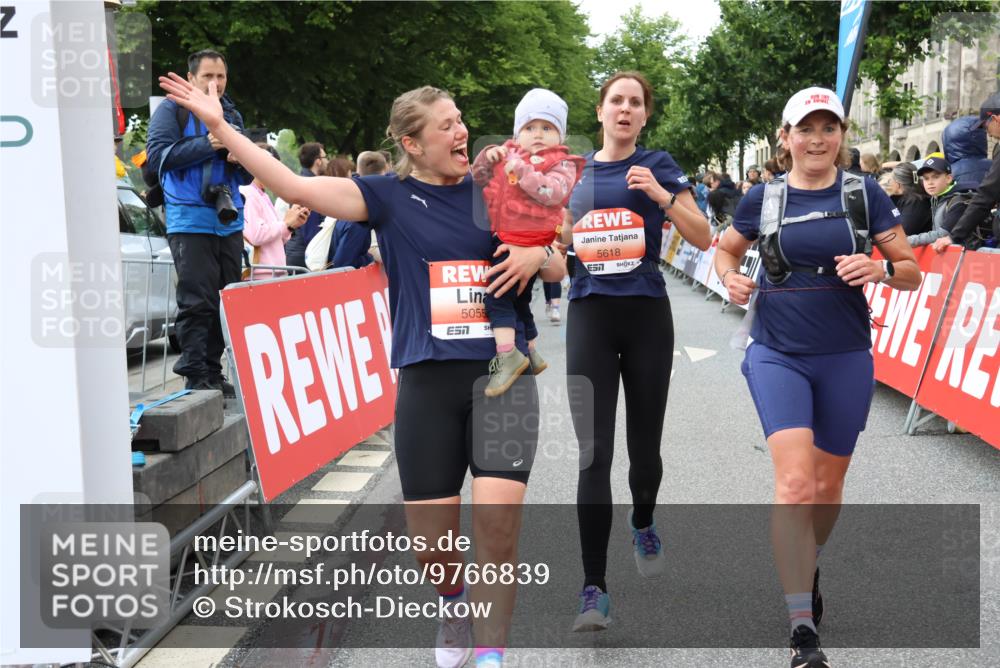 14.06.2026 - REWE Women's Run Strokosch-Dieckow http://msf.ph/oto/9766839 14.06.2026 11:01:07 Ziel 5025, 5055, 5146, 5307, 5364, 5481, 5507, 5532, 5599, 5618, 5672, 5767, 5874, 5941 meine-sportfotos.de