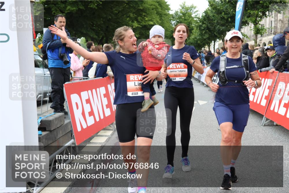 14.06.2026 - REWE Women's Run Strokosch-Dieckow http://msf.ph/oto/9766846 14.06.2026 11:01:07 Ziel 5025, 5055, 5146, 5307, 5364, 5481, 5507, 5532, 5599, 5618, 5672, 5767, 5874, 5941 meine-sportfotos.de