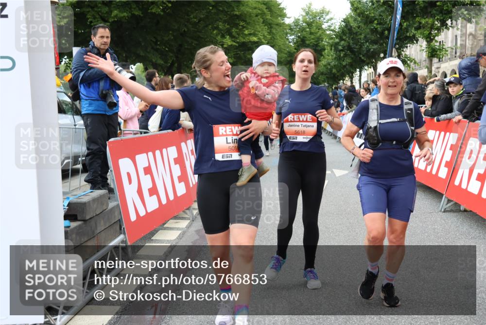 14.06.2026 - REWE Women's Run Strokosch-Dieckow http://msf.ph/oto/9766853 14.06.2026 11:01:07 Ziel 5025, 5055, 5146, 5307, 5364, 5481, 5507, 5532, 5599, 5618, 5672, 5767, 5874, 5941 meine-sportfotos.de