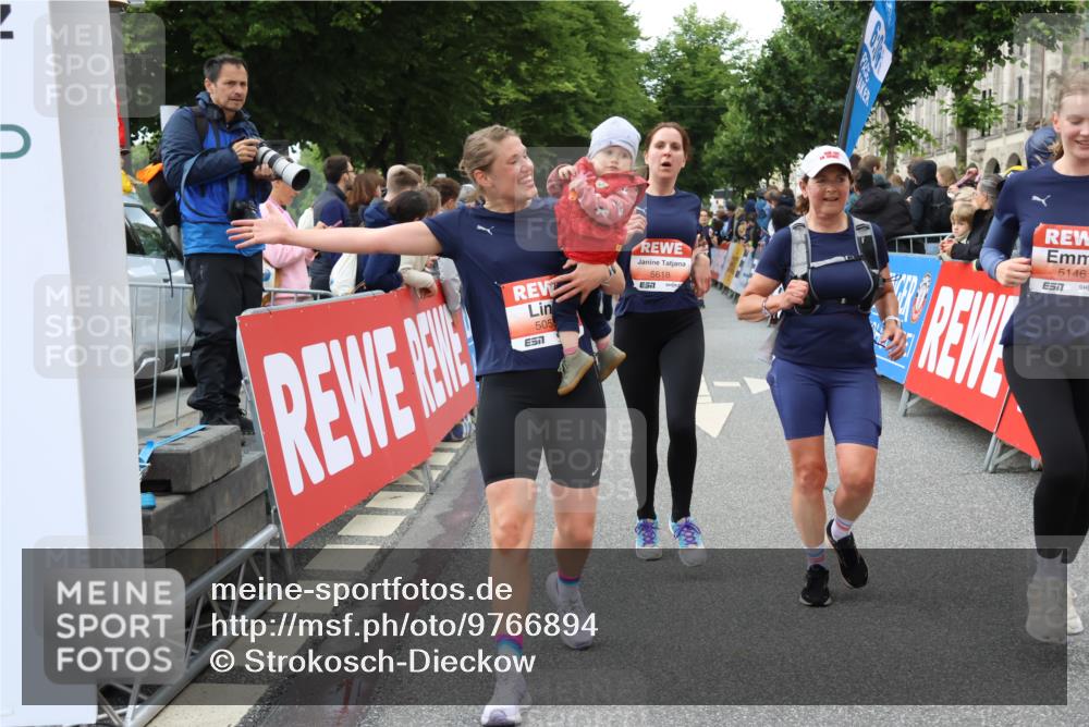 14.06.2026 - REWE Women's Run Strokosch-Dieckow http://msf.ph/oto/9766894 14.06.2026 11:01:06 Ziel 5025, 5054, 5055, 5146, 5307, 5364, 5532, 5599, 5618, 5672, 5767, 5941, 6018 meine-sportfotos.de