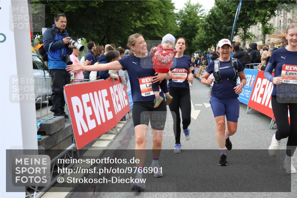 14.06.2026 - REWE Women's Run Strokosch-Dieckow http://msf.ph/oto/9766901 14.06.2026 11:01:06 Ziel 5025, 5054, 5055, 5146, 5307, 5364, 5532, 5599, 5618, 5672, 5767, 5941, 6018 meine-sportfotos.de