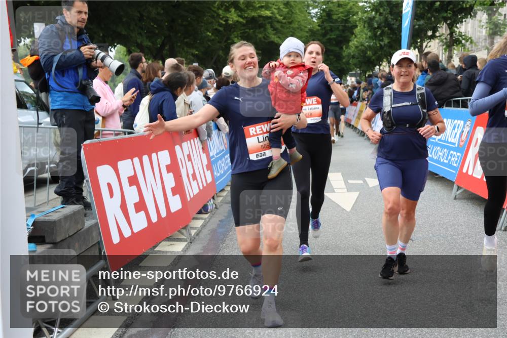 14.06.2026 - REWE Women's Run Strokosch-Dieckow http://msf.ph/oto/9766924 14.06.2026 11:01:06 Ziel 5025, 5054, 5055, 5146, 5307, 5364, 5532, 5599, 5618, 5672, 5767, 5941, 6018 meine-sportfotos.de
