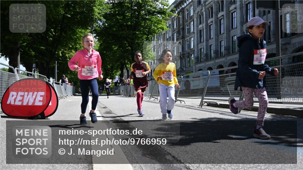 14.06.2026 - REWE Women's Run J. Mangold http://msf.ph/oto/9766959 14.06.2026 11:38:39 Ziel 115, 147, 223, 236, 285, 286, 287 meine-sportfotos.de